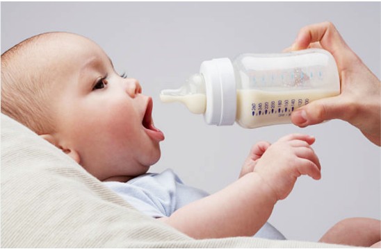 الأطفال الرضع يبتلعون ملايين الجسيمات الصغيرة من البلاستيك كل يوم من زجاجات الرضاعة