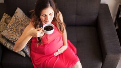 شرب القهوة أثناء الحمل: هل هو مضر بالجنين والأم؟